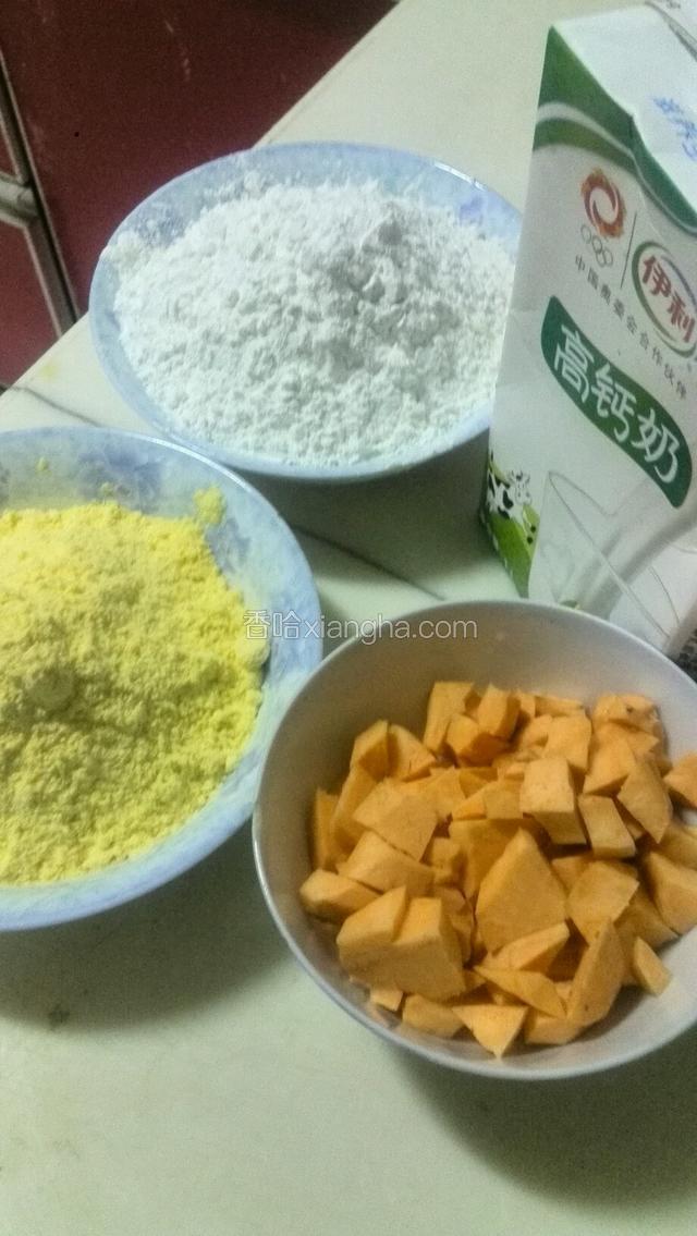 红薯切块蒸熟加糖拌成泥、牛奶一碗加热