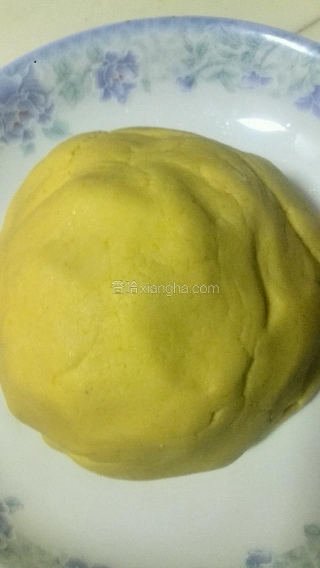 牛奶、薯泥、温度在四十度时，加玉米粉、糯米粉、面粉揉成硬团把保鲜膜盖好，1小时后揉