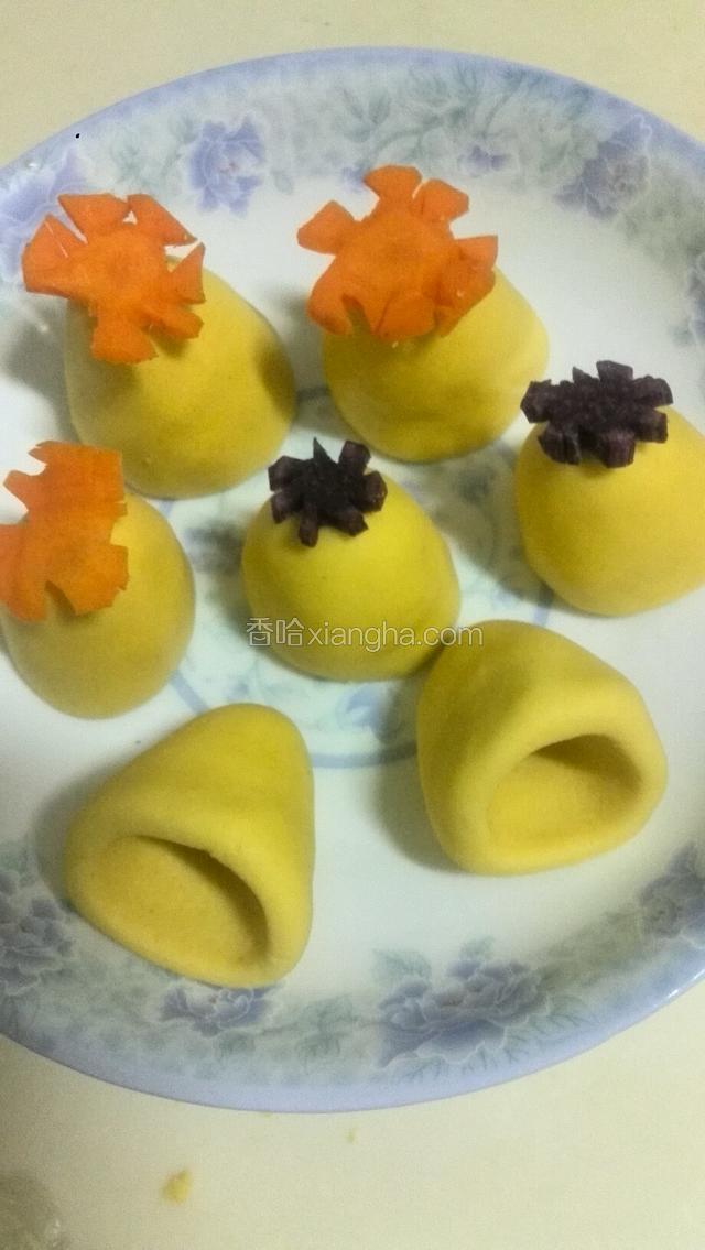 小坨面放手心搓揉成圆形，把食指钻进粉团来回转动，捏好窝火形状