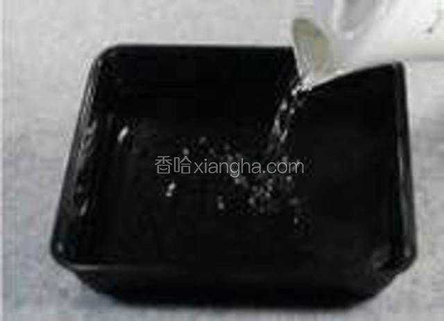 在烤盘里注水，大概3CM的高度