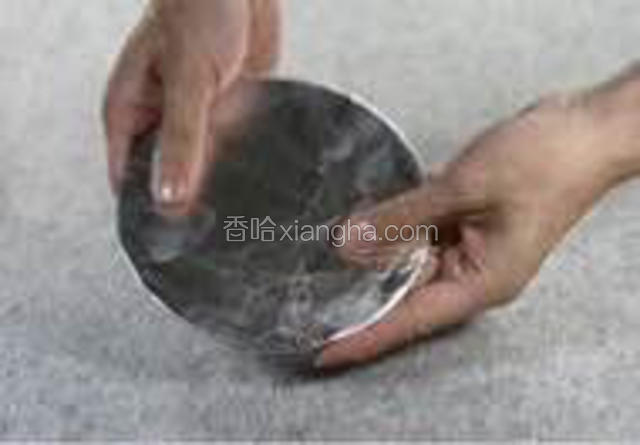 可以用固定底模，也可以用活底的。如果是活底的，在之前用油纸把活底套上，再放进模具里，这样方便之后蛋糕脱模。