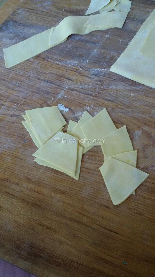 在切成梯形ok 
包时，小头在上，有小头往托住馅，往下卷，卷到头两边往里对压一下。ok