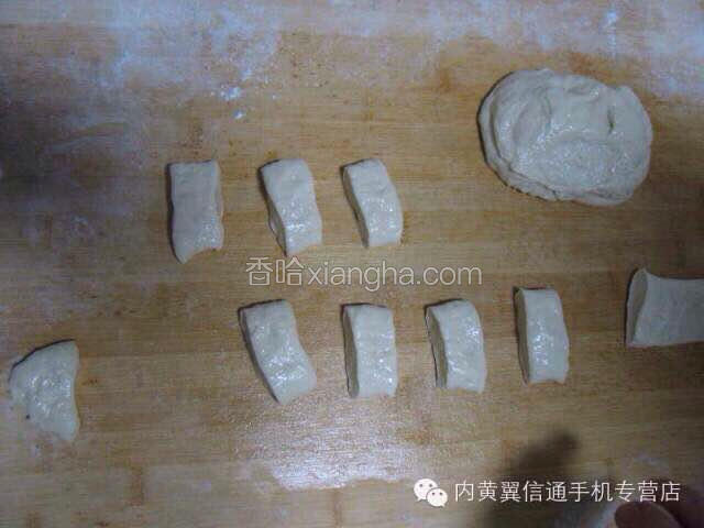 再切成小等份，不能太厚，厚了就成麻花了，薄薄的会起酥又膨胀，照片中就有点厚了，后来我改良了，觉得不错