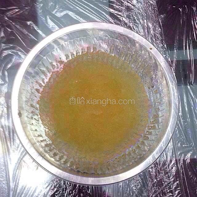 15克吉利丁粉加60克冷开水调成糊状；（吉丁粉比吉丁片方便好用，所以我用的是吉丁粉）