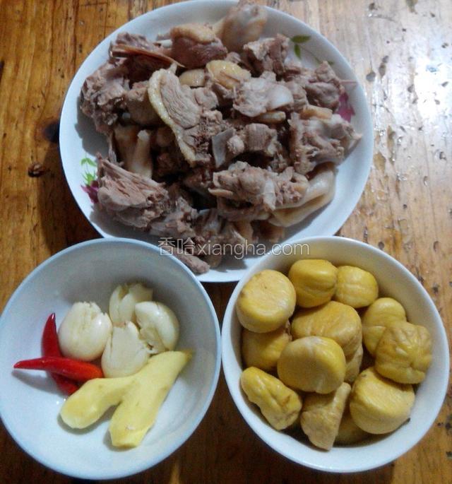 锅煮开水把鸭肉稍微烫一下,去腥味,板粟去皮,姜和蒜头用刀拍扁,小米椒切块.