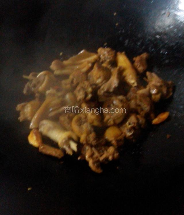 一分钟后放入生抽,老抽,盐,鸡精翻炒几分钟,关火.