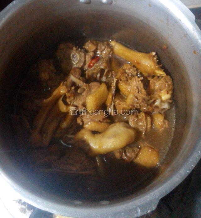 把炒好鸭肉放高压锅,煲12分钟左右,关火,静放10分钟.