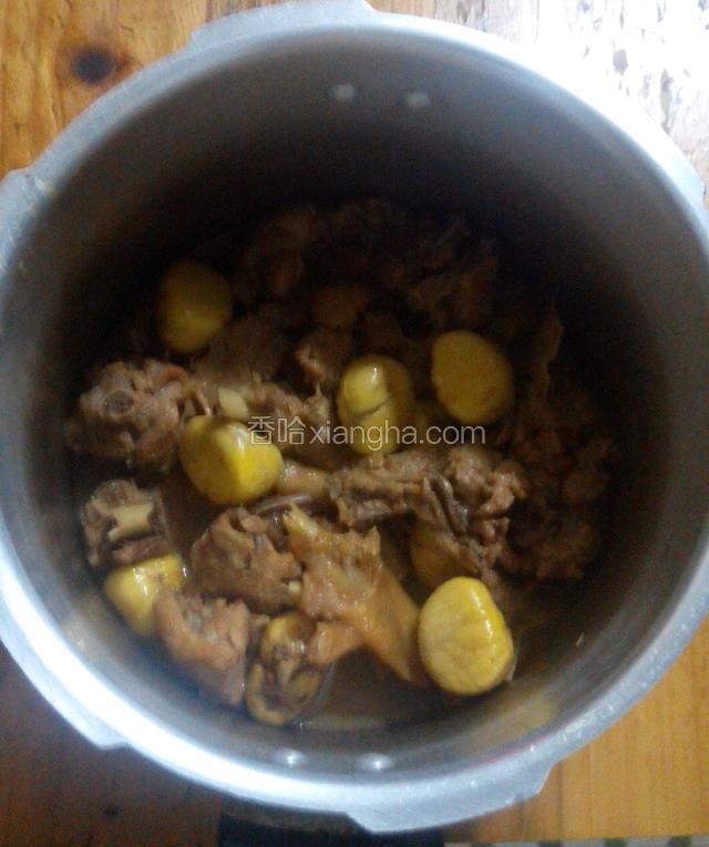 10分钟后打开锅盖放入板粟,与鸭肉拌匀,小火煲8分钟,
