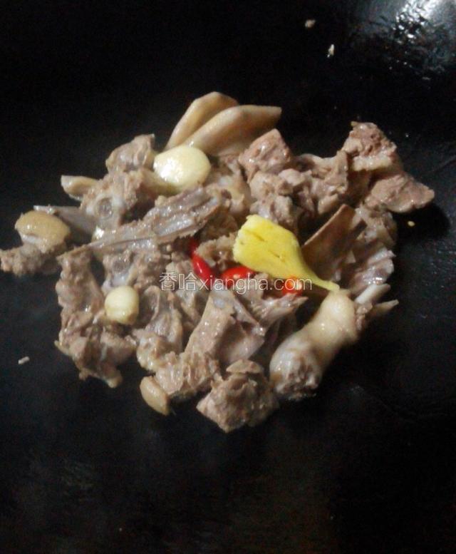 锅里放油烧热放入蒜头爆香,放入鸭肉翻炒几下,放姜,小米椒继续翻炒一分钟,