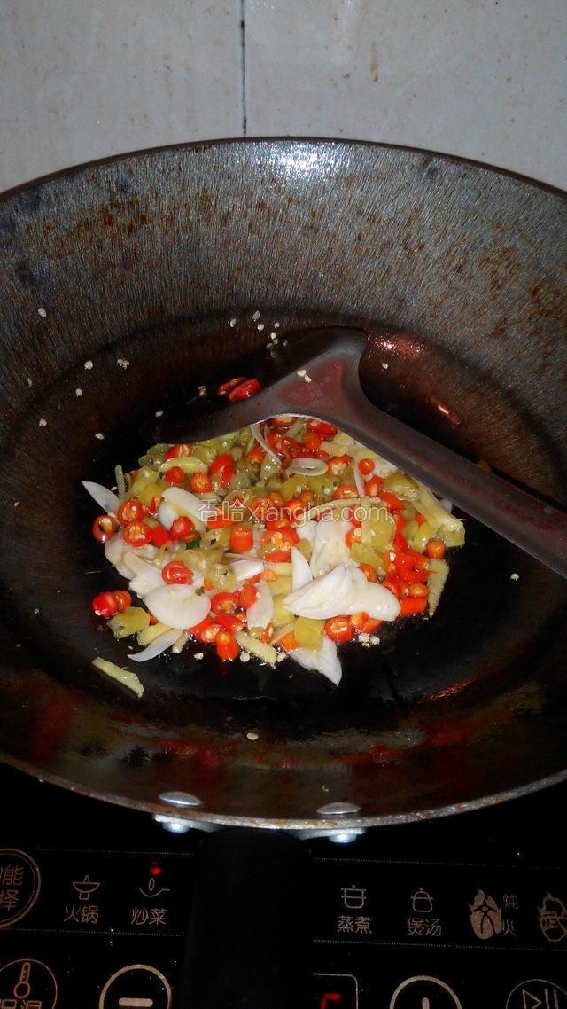 先把配料翻炒爆香