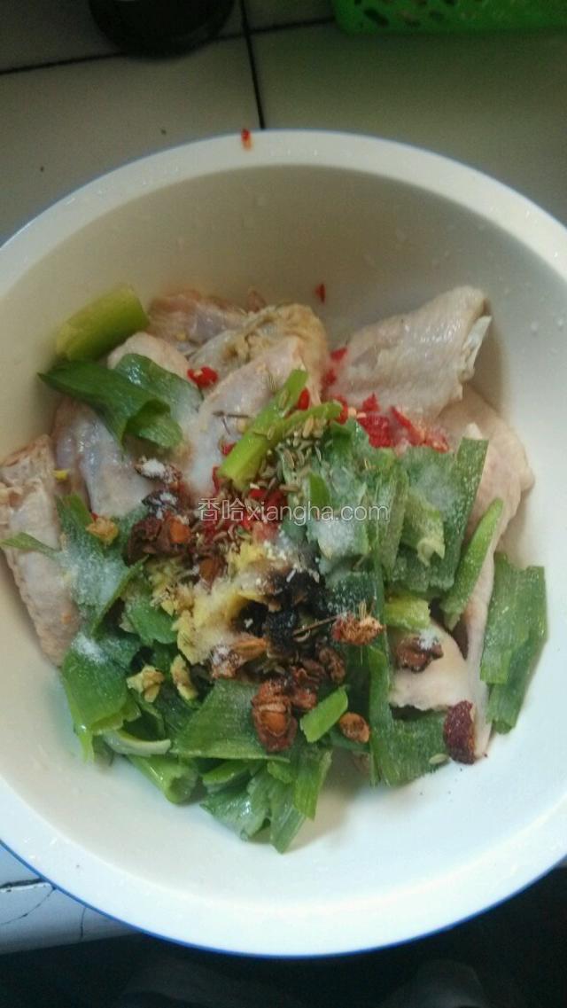 鸡中翅洗净用小刀在每个中间划一下！大葱切丝、小米辣姜剁细、八角掰开放入鸡翅及盐、鸡精、酱油