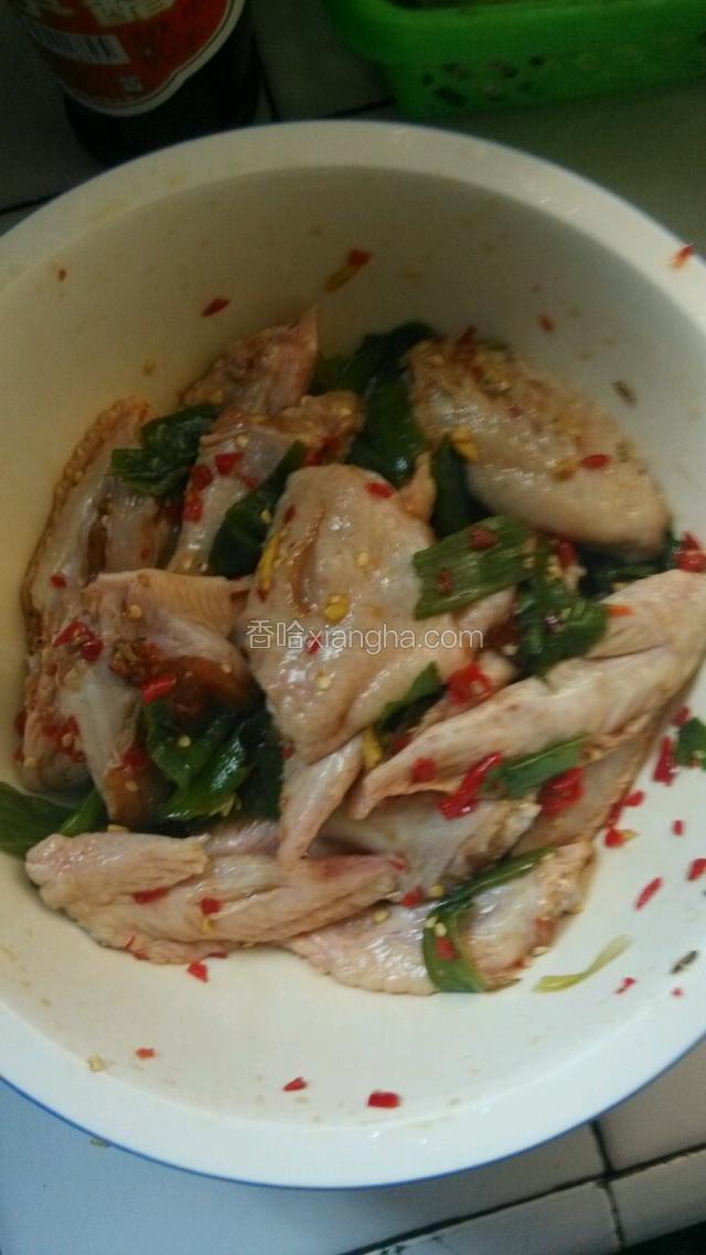 把配料和鸡翅拌匀放半个小时以上，使鸡翅更入味