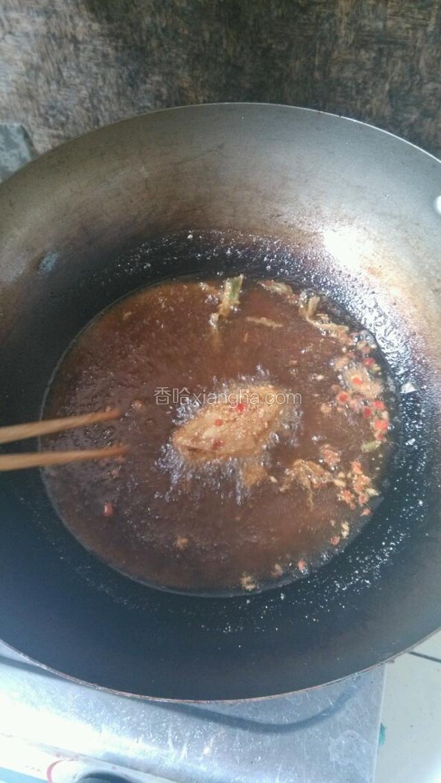 把鸡蛋打入装红薯粉的碗里放入适量的盐，把鸡蛋打散加入适量的清水使其成为粘稠的面糊；锅烧辣倒入菜油能淹没鸡翅一半的样子烧滚；把鸡翅放入面糊裹一圈放进油锅里炸三分钟致微黄即可