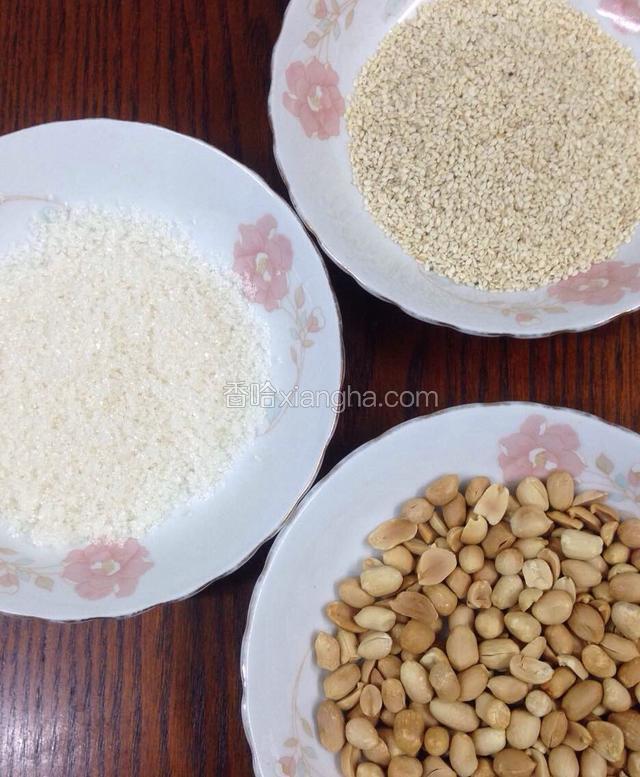 准备好材料：
白芝麻
花生米
白砂糖