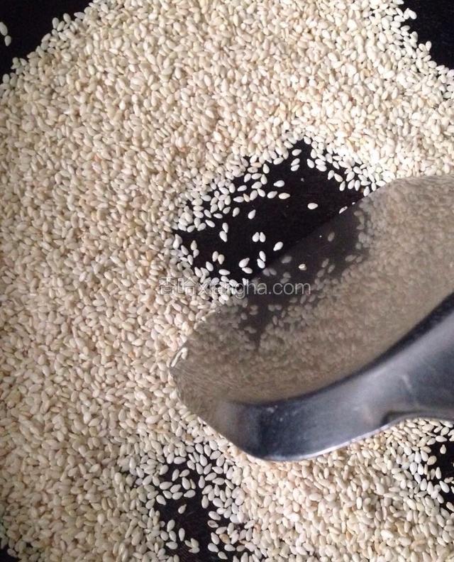 把芝麻和花生分别炒熟
注意小火慢炒。切忌不要炒糊了