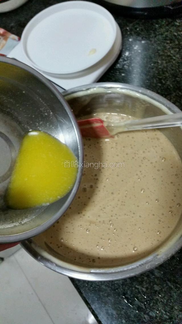 放温之后倒入面糊