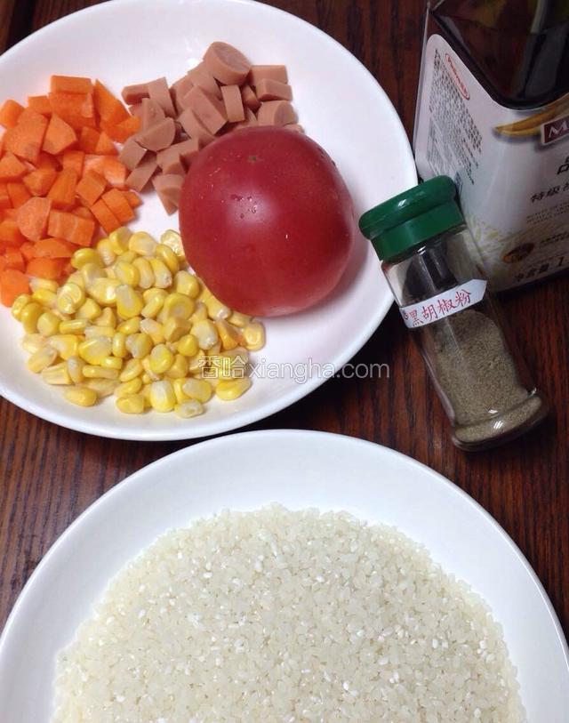 准备材料。
把胡萝卜切丁
火腿肠切丁
米洗干净倒进电饭煲