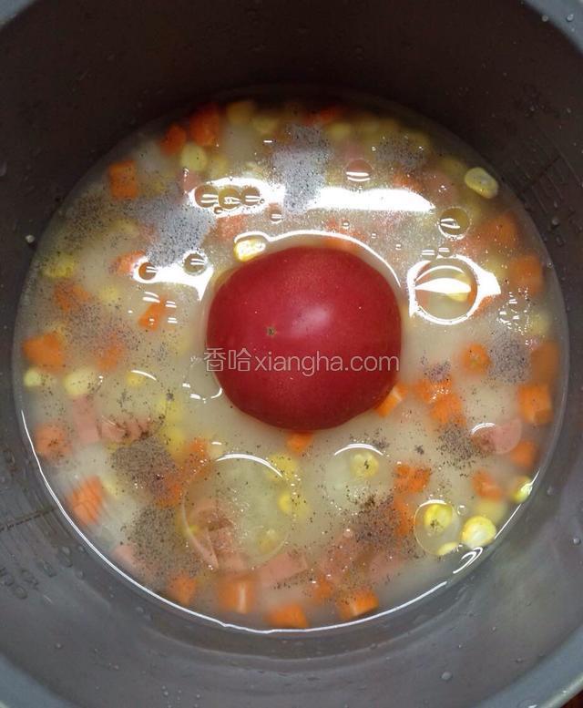 按照正常煮饭的水稍微减少一半点（西红柿会有卤汁）
依次放入胡萝卜丁  火腿丁 玉米粒
把整个西红柿洗干净直接放入锅里
加入少许橄榄油。盐。黑胡椒粉。鸡精（调味料的多少取决于米饭的分量）