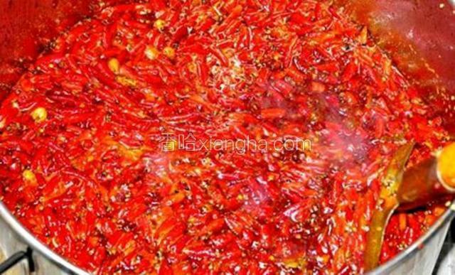 
中火慢慢炒制（这个过程比较漫长，目的是让香料和辣椒香辣味完全融入油中）