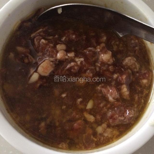 把除葱末外所有调味料放在碗里，加一些水，搅拌均匀；