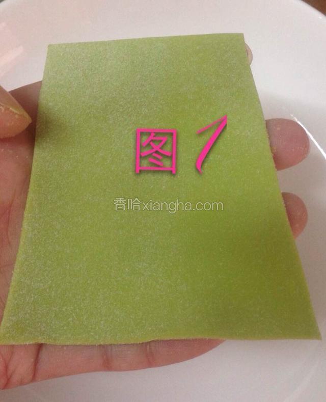 如图所示。
把梯形馄饨皮的小头对上大头对下  平放于手掌