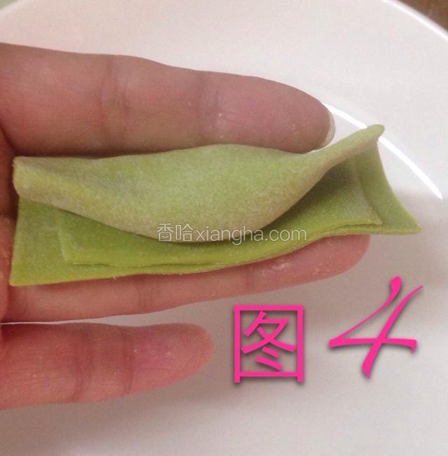 如图所示。
把对折后的中间一层的两端用手捏紧。