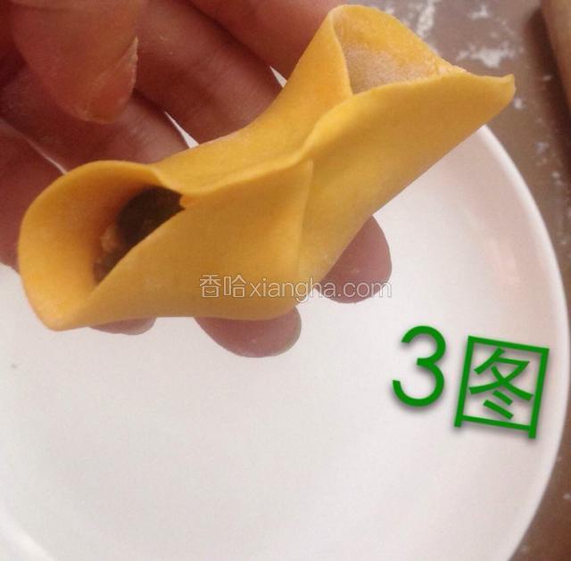 如图所示。
先把左边的饺皮捏起一点对中间压紧