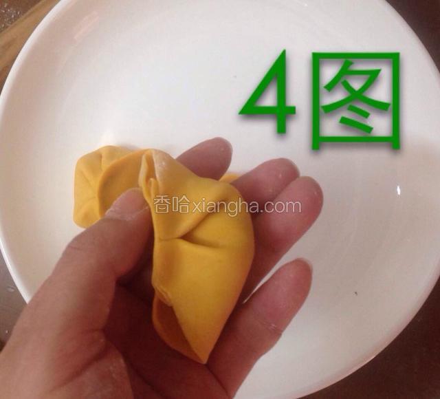如图所示。
在把右边的饺皮捏住一部分也是对正中间压去