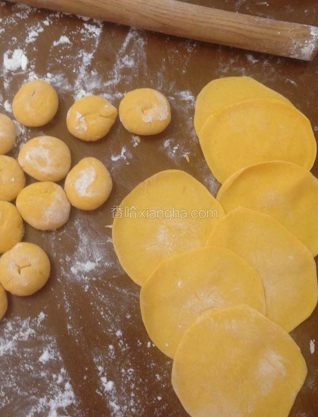 自制南瓜泥和面的饺皮
【我前面传过这种饺皮的制作方法的菜谱。需要的亲可以看看】