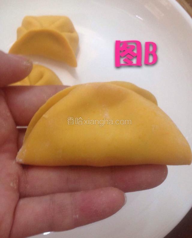 如图所示。
把饺皮对折后中间部分捏紧