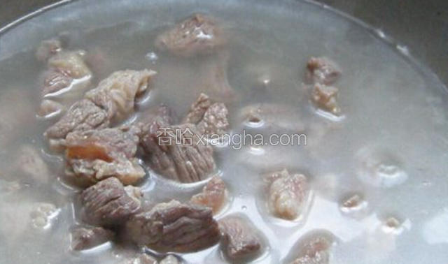 将洗干净的牛肉加水煮15分钟捞起 备用