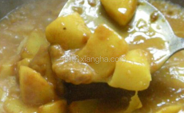 等到汤汁变浓稠时，将咖喱土豆捞起备用