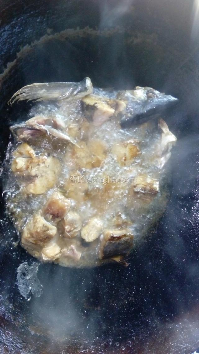 锅里放油，把鱼炸一下