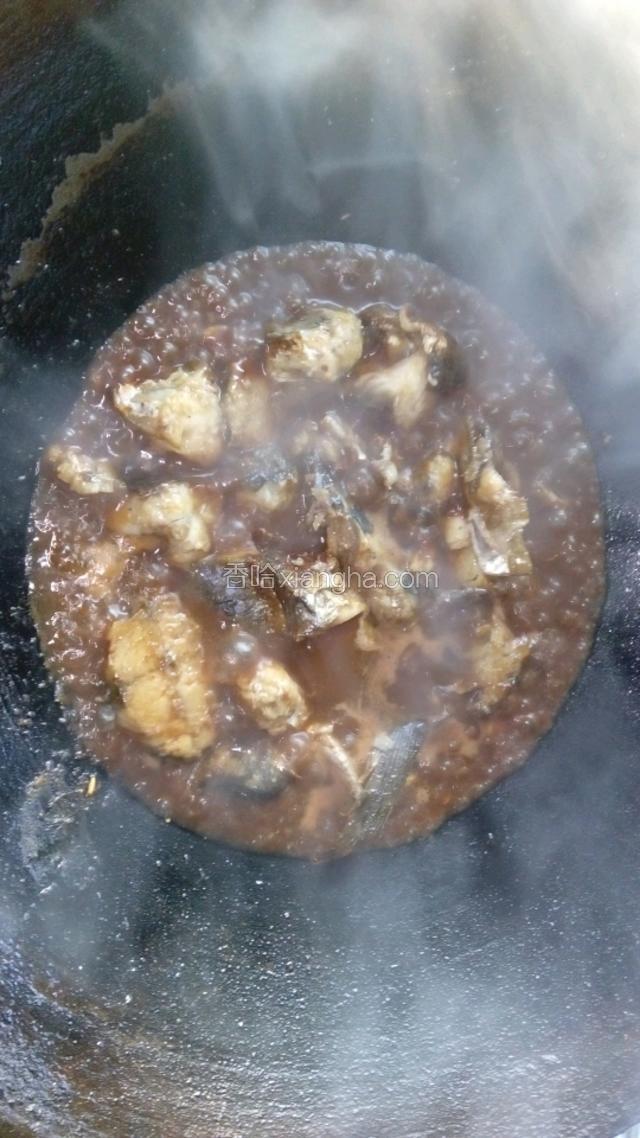 把煎好的鱼放豆瓣里面焖3分钟