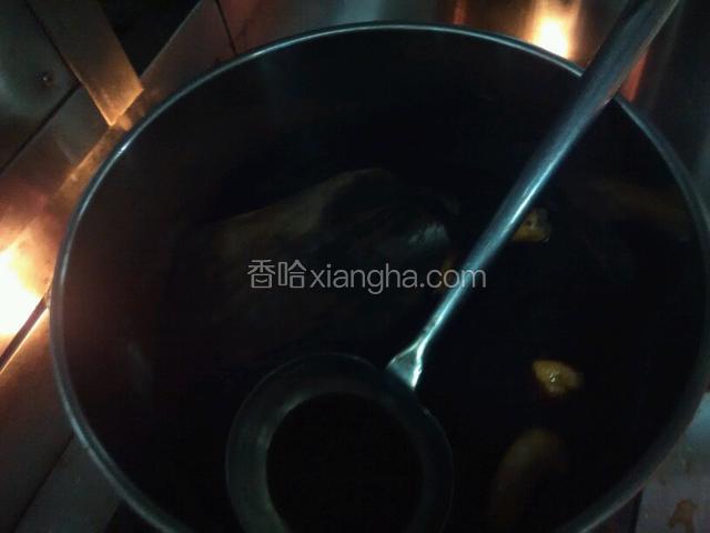 烧沸卤水，把光鸡放入卤水中慢火浸约20分钟至刚熟。