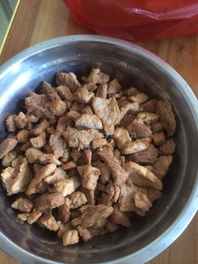 猪肉切成肉丝备好，放盐放酱油炒熟