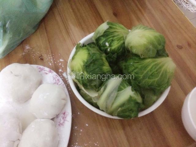 把萝卜丝，花生米，肉丝包在糯米球里面做馅料，用烫过水的生菜包住，然后拿去蒸20分钟～