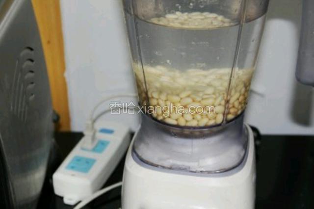 
清洗干净黄豆后，加入800ML清水，放豆浆机中打成豆浆 