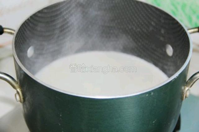 
豆浆放锅中煮制，水开后转小火再煮8分钟