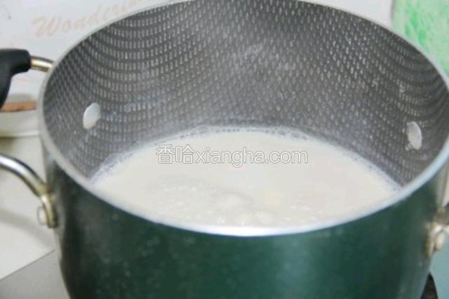 
煮好的豆浆放凉至90度，倒入内脂水快速搅拌3秒钟 