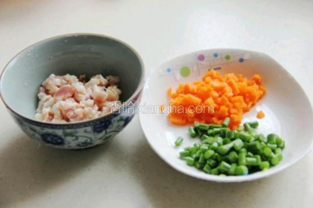 
胡萝卜、蒜苗，猪肉切小粒