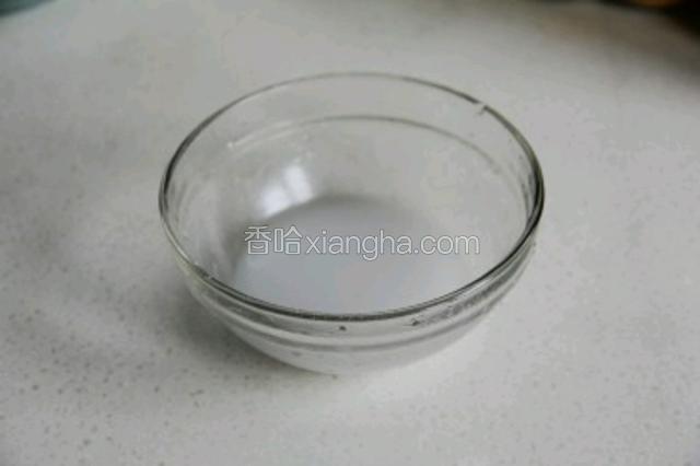
1汤匙淀粉调成水淀粉  