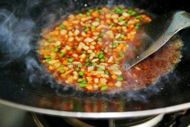 
加入适量清水，辣椒油，煮开