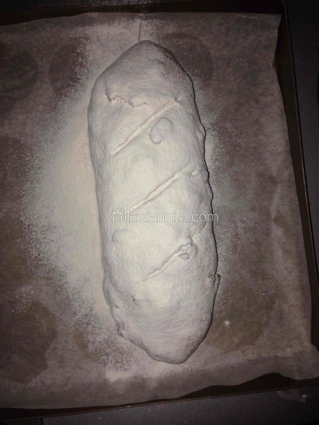 发酵好的面团，用锋利的刀斜割三道0.5cm深的口子。筛上少量高粉装饰。放入预热好200度的烤箱，烤30分钟左右至棕色取出。