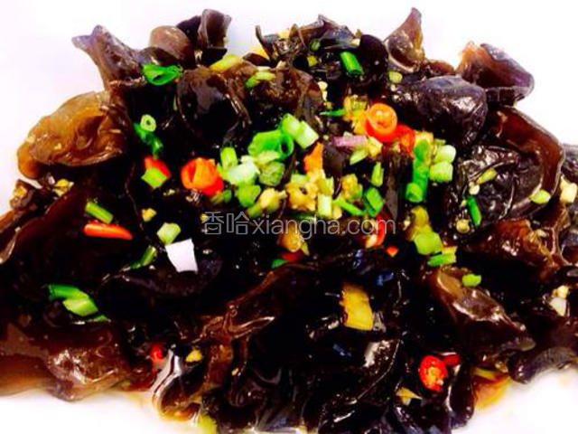 将调味料倒上木耳，建议用一个大碗拌均匀，再试一次口味是否合适，再装盘，撒上少许葱花即可。
