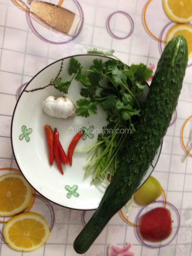 材料都准备，青瓜斜切。辣椒蒜头拍碎。切小一点比较好喔喔