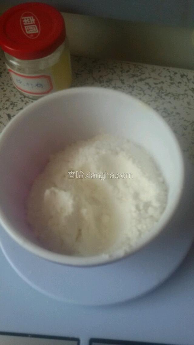 放入筛好的低筋面粉和泡打粉。上下翻动，不要打圈，以免上劲。
饧发30分钟。