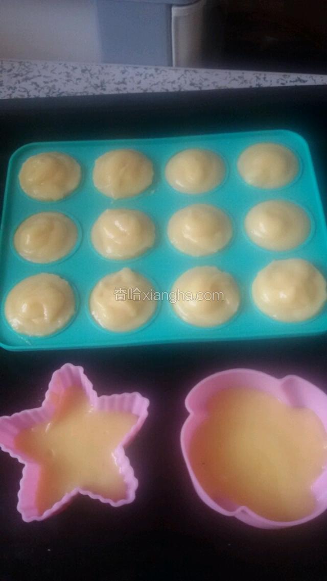裱花袋剪一个小口，挤到模具里。
材料要比模具高一点。这样烤出来要饱满一些。