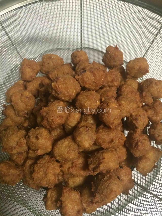 所有丸子炸好全部捞出后，继续升高油温至八九层热，再把丸子复炸一次，捞出来即可。