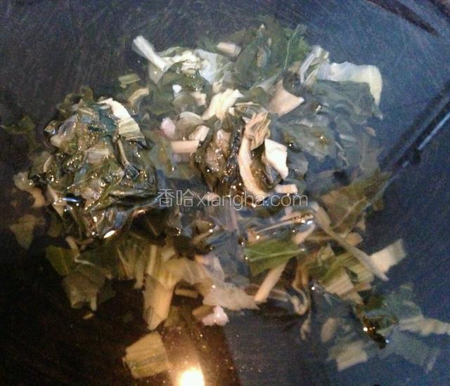 菜干泡半个钟，洗净飞水
